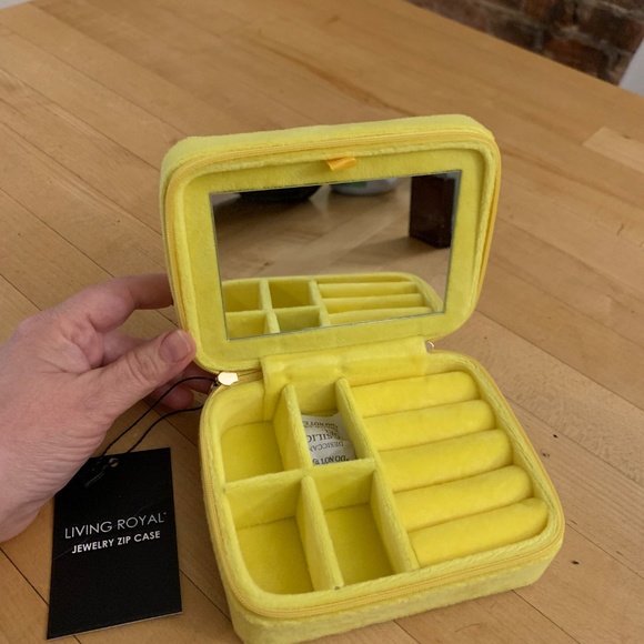 Living Royal Jewelry Zip Case with Chips Design - Picture 3 of 4